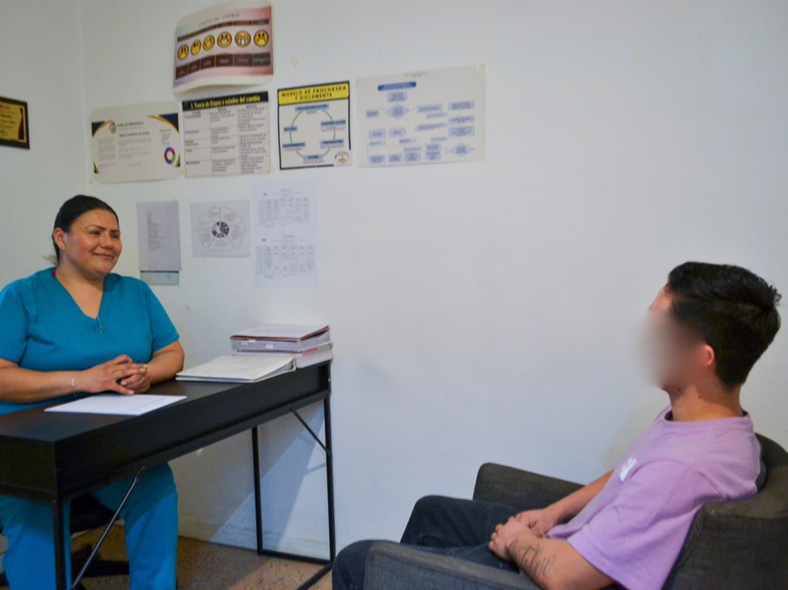 Sesión de terapia grupal en Unidos con Esperanza